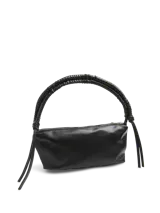 Bolso negro con cierre, solapa y correa con detalle. Interior forrado.