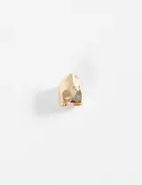 Earcuff dorado con diseño ondulado.