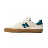 Championes urbanos New Balance modelo NM272, color beige con detalles en verde y suela marrón.
