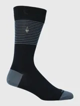 Calcetín formal de largo medio para hombre, color azul marino con diseño de rayas horizontales grises en la caña. Presenta un pequeño logo bordado de un perro en la parte superior de la caña y refuerzo en talón y puntera en color gris.