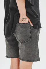 Bermuda de jean gris oscuro con efecto lavado, cintura elastizada con cordón ajustable y ruedo desflecado.