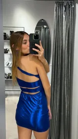 Vestido corto azul brillante de un solo hombro, con corte ajustado y falda recta.