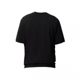Camiseta negra de manga corta con logo de Lacoste bordado en el pecho.