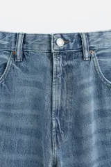 Pantalón de jean celeste con efecto lavado, corte amplio tipo baggy y cinco bolsillos.