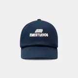 Gorra de gabardina azul marino con logo de la marca bordado en blanco en el frente.