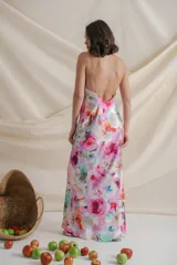 Vestido largo de satén de seda estampado con flores en tonos de rosa y champagne, con breteles finos de perlas, espalda baja y cuello drapeado.