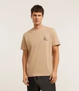 Remera color beige de algodón, corte clásico, cuello redondo y manga corta. Estampa pequeña en el pecho con diseño de botella y lettering.