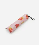 Sombrilla plegable con estampa de frutillas, confeccionada en poliéster e incluye saquito para guardar.