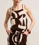 Mono largo de viscosa con estampado abstracto en blanco y negro, escote cuadrado, sisas de punto, lazo en la cintura y abertura en la espalda.