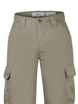 Pantalón de cargo color beige, de corte recto y tiro alto, con bolsillos laterales tipo carpintero y cierre con botón y cremallera.