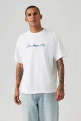 Remera blanca de algodón con logo Levi Strauss & Co. bordado en azul en el pecho. Corte holgado.