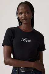 Remera negra de algodón con logo de Levi's bordado en blanco en el pecho.