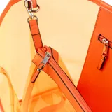 Bolso tote transparente de PVC color naranja con detalles en cuero sintético color naranja. Incluye un monedero interno desmontable con cierre.