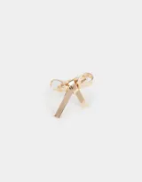 Anillo dorado con forma de moño.
