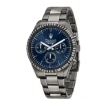 Reloj Maserati Competizione con caja de acero inoxidable gris oscuro de 43 mm y correa metálica con eslabones. Esfera azul con detalles blancos y tres subesferas. Cristal mineral y movimiento de cuarzo. Resistente al agua hasta 100 metros.