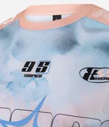 Remera de poliéster texturizado con estampado estilo sport core, cuello redondo, manga corta y recortes contrastantes en color gris y rosa.