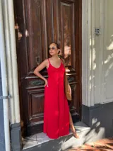 Vestido largo azul marino de viscosa, con tirantes finos y escote en V.