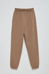 Pantalón de jogging color visón con cintura elástica y cordón ajustable.