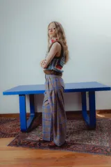 Pantalón de vestir a cuadros azul y marrón, de corte recto con pinzas en la cintura.