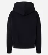 Buzo negro de algodón con forro de polar, cuello con capucha y mangas largas.