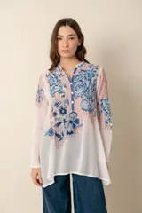 Túnica blanca de seda con bordados florales en azul y rojo, cuello mao y botones forrados.