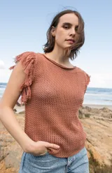 Musculosa tejida color marrón con diseño calado y flecos en los hombros.