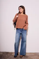 Sweater de punto color ladrillo con textura calada y lurex.