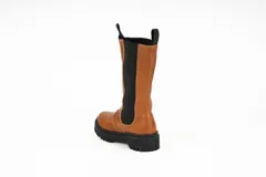 Bota de cuero color marrón, de caña alta con elástico lateral, plantilla de cuero con espuma confort y suela de goma.