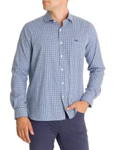 Camisa de manga larga con cuello italiano y bolsillo en el pecho con logo bordado. Diseño a cuadros en tonos azul, blanco y negro.