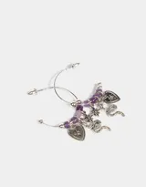 Aros tipo argolla plateados con cuentas cúbicas lilas y dijes colgantes de corazón, estrella y serpiente.