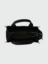 Bolso tote pequeño Marc Jacobs, confeccionado en jacquard negro con logo de la marca en blanco. Tiene doble asa de mano y correa bandolera ajustable y extraíble.