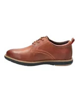 Zapato casual de cuero color whisky con ajuste de cordones y suela de Eva con cortes que brindan mayor flexibilidad al caminar.