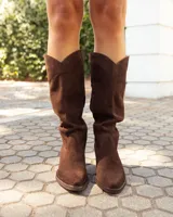 Botas texanas de caña media confeccionadas en cuero gamuzado color chocolate, con taco cuadrado y diseño clásico de estilo western.