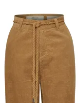 Pantalón de cotelé grueso color verde oliva, de tiro alto y pierna recta, con lazo ajustable en la cintura. Confeccionado en algodón orgánico.