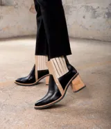 Bota corta de cuero vacuno color negro, con elástico lateral, taco de madera y punta fina.