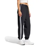 Pantalón deportivo Adidas Essentials French Terry Cuffed 3 Tiras para mujer, color negro con tres tiras blancas a los costados.