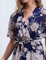Vestido largo de gasa estampada con flores, escote en V, corte en la cintura y lazo de ajuste.
