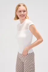 Remera blanca de poliéster calado, de manga corta, corte ajustado y cuello redondo.