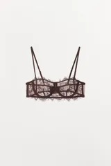 Bralette color marrón con aros, confeccionado en encaje floral con tirantes finos ajustables y cierre trasero con ganchos metálicos.