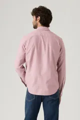 Camisa de hombre Levi's de manga larga color rosa claro, con cuello clásico, cierre frontal con botones, bolsillo en el pecho y corte estándar.