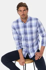 Camisa de hombre a cuadros azules y blancos, de manga larga con cuello abotonado y bolsillo en el pecho.