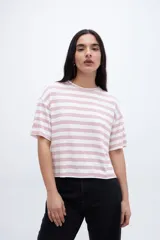 Remera de jersey a rayas horizontales blancas y rojas, de corte holgado con tajos laterales.