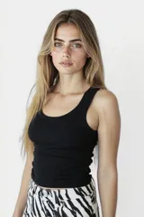 Musculosa negra de breteles anchos y corte ajustado.