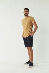 Remera básica color ocre, de corte clásico, cuello redondo y logo bordado en el pecho.