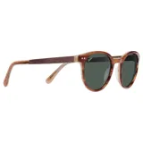 Lentes de sol con montura redonda color marrón con textura de madera y lentes grises.