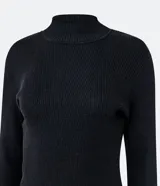 Vestido midi negro de tejido de punto acanalado, con cuello alto y mangas largas.