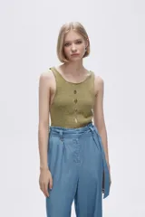Musculosa celeste de tejido de punto con escote redondo y aberturas frontales.