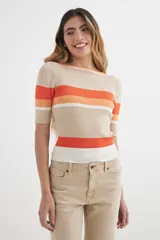 Sweater de punto color beige con rayas horizontales en naranja y blanco, de mangas cortas y cuello redondo.