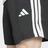 Short de entrenamiento Adidas Essentials 3 Rayas, color negro con logo y tres rayas blancas en el lateral. Confeccionado en tejido ligero de poliéster reciclado, con cintura elástica ajustable y bolsillos laterales con cierre.