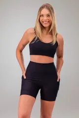 Biker deportiva negra de tiro alto, con forro interno que elimina la necesidad de ropa interior.